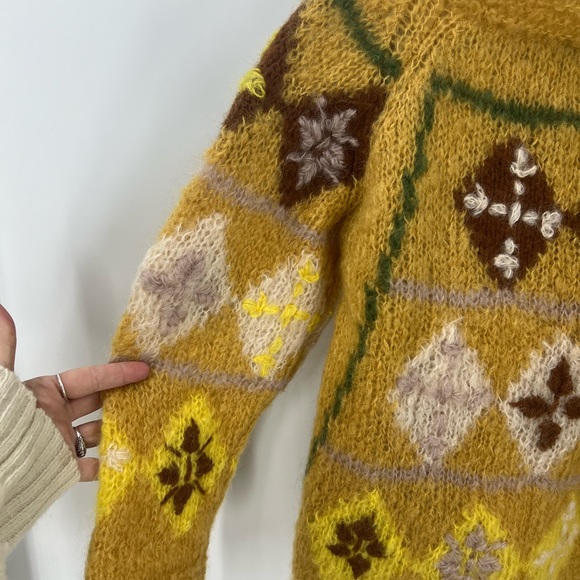 Vintage handmade crochet, openknit  textured, floral detail sweater, size M - Picture 4 of 14